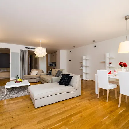 Empirent Karlin Aparthotel